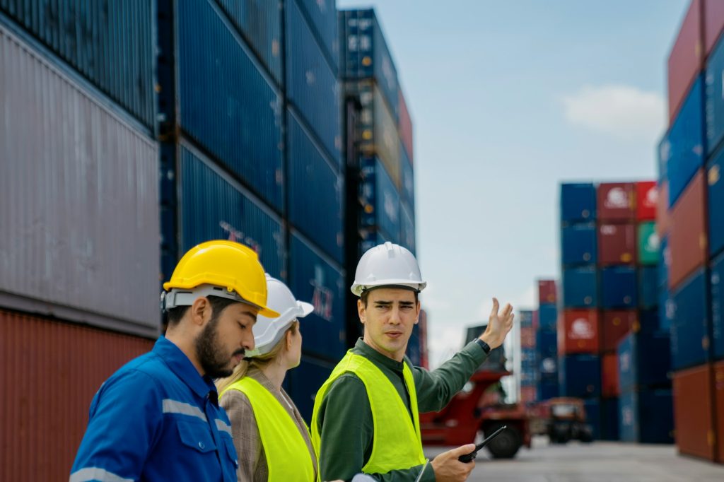 Foreman control loading Containers box to truck for Logistic Import Export.